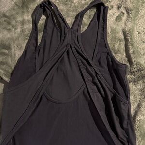 Black Sleeveless Cross-Back yoga Top